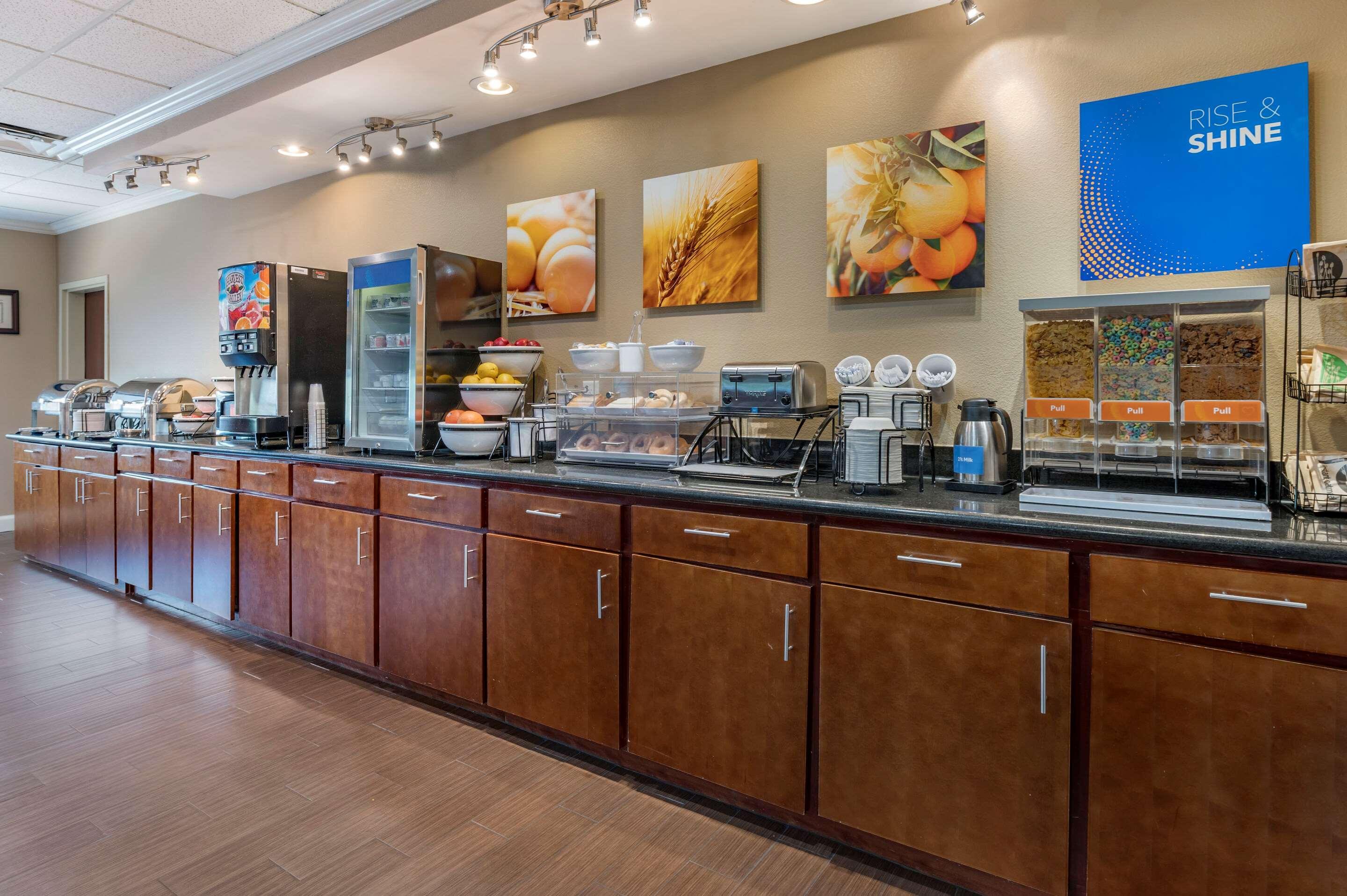 Comfort Inn & Suites Лоренсберг Экстерьер фото